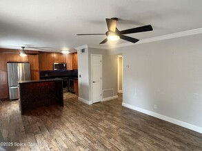 145 E Colonial Ct in Melbourne, FL - Foto de edificio - Building Photo