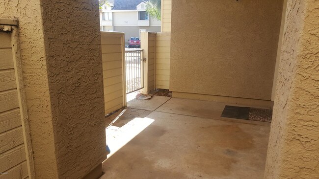 2035 S Elm St-Unit -105 in Tempe, AZ - Foto de edificio - Building Photo