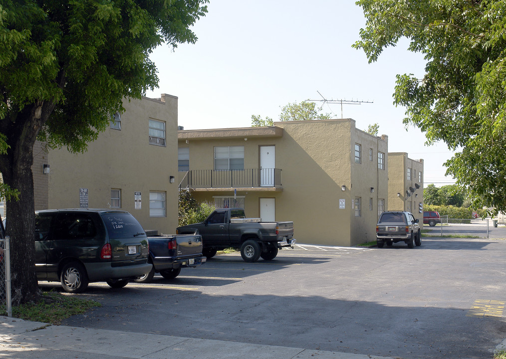 Honeysuckle Apartments in Miami, FL - Building Photo