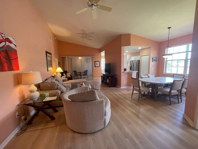 2021 Crestview Way in Naples, FL - Foto de edificio - Building Photo