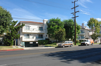 14749 Magnolia Blvd in Van Nuys, CA - Building Photo - Building Photo