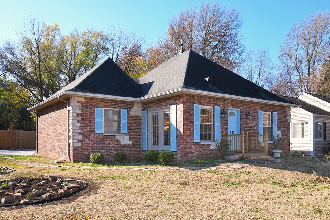 830 E Sunshine St in Springfield, MO - Building Photo