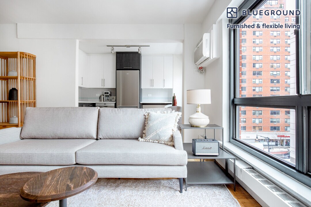 300 E 51st St in New York, NY - Building Photo