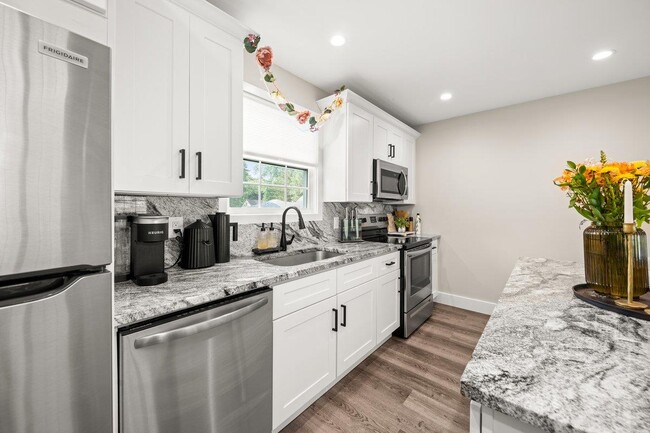 25 Lorraine Ct in Northport, NY - Building Photo - Building Photo