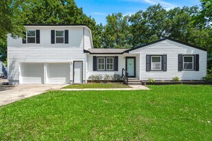 2720 N Oakridge Cir in North Charleston, SC - Building Photo