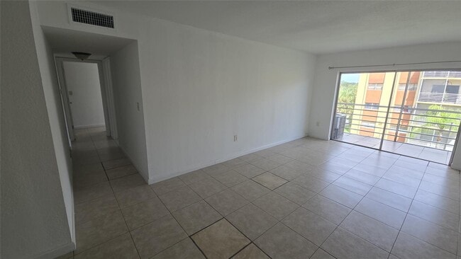 3700 NW 21st St in Lauderdale Lakes, FL - Foto de edificio - Building Photo