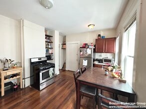 74 Romsey St, Unit 2 in Boston, MA - Foto de edificio - Building Photo