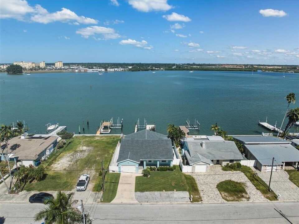 828 Bay Point Dr in Madeira Beach, FL - Building Photo