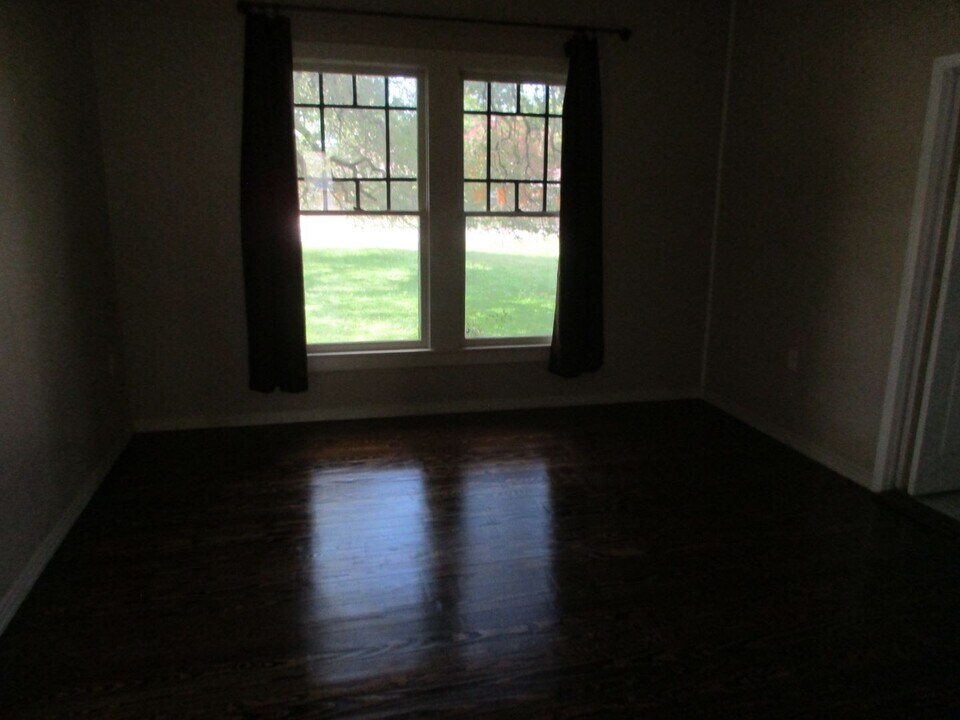 606 S Broad St in Lampasas, TX - Building Photo
