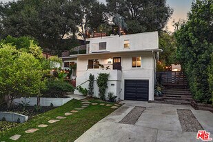 8326 Ridpath Dr in Los Angeles, CA - Building Photo