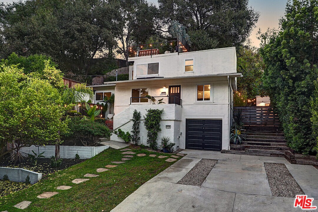 8326 Ridpath Dr in Los Angeles, CA - Building Photo
