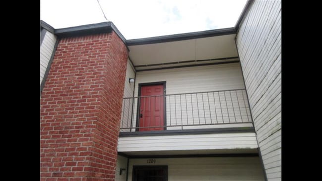 property at 13480 S Thorntree Dr