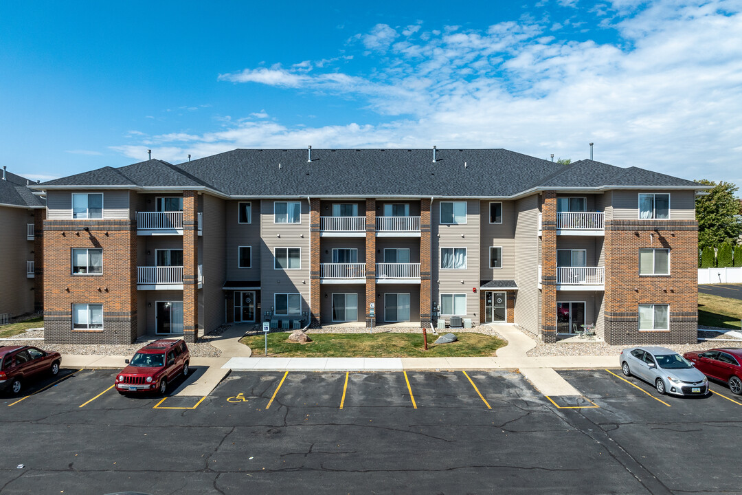 West Village Apartments in Ames, IA - Foto de edificio