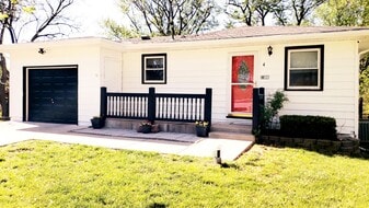 4 Sharps Ct in Eudora, KS - Building Photo