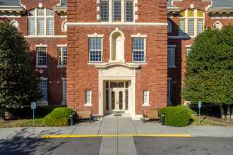 Rosemont Court Senior Living in Portland, OR - Building Photo - Building Photo