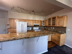 22855 E Country Vista Dr in Liberty Lake, WA - Foto de edificio - Building Photo