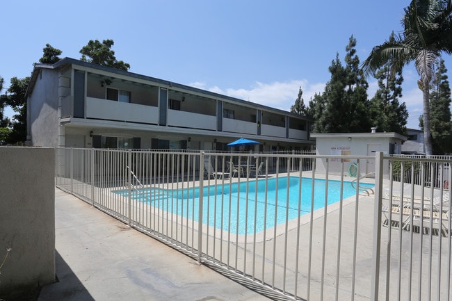 Park Royal Apartments in Anaheim, CA - Building Photo - Building Photo