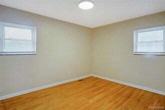 22170 Harding St in Oak Park, MI - Foto de edificio - Building Photo