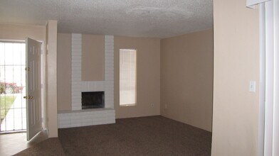 4613 Country Pl Ln in Bakersfield, CA - Foto de edificio - Building Photo