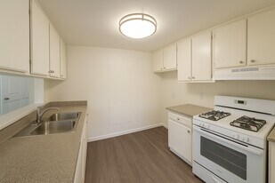 South Glen in Los Angeles, CA - Building Photo