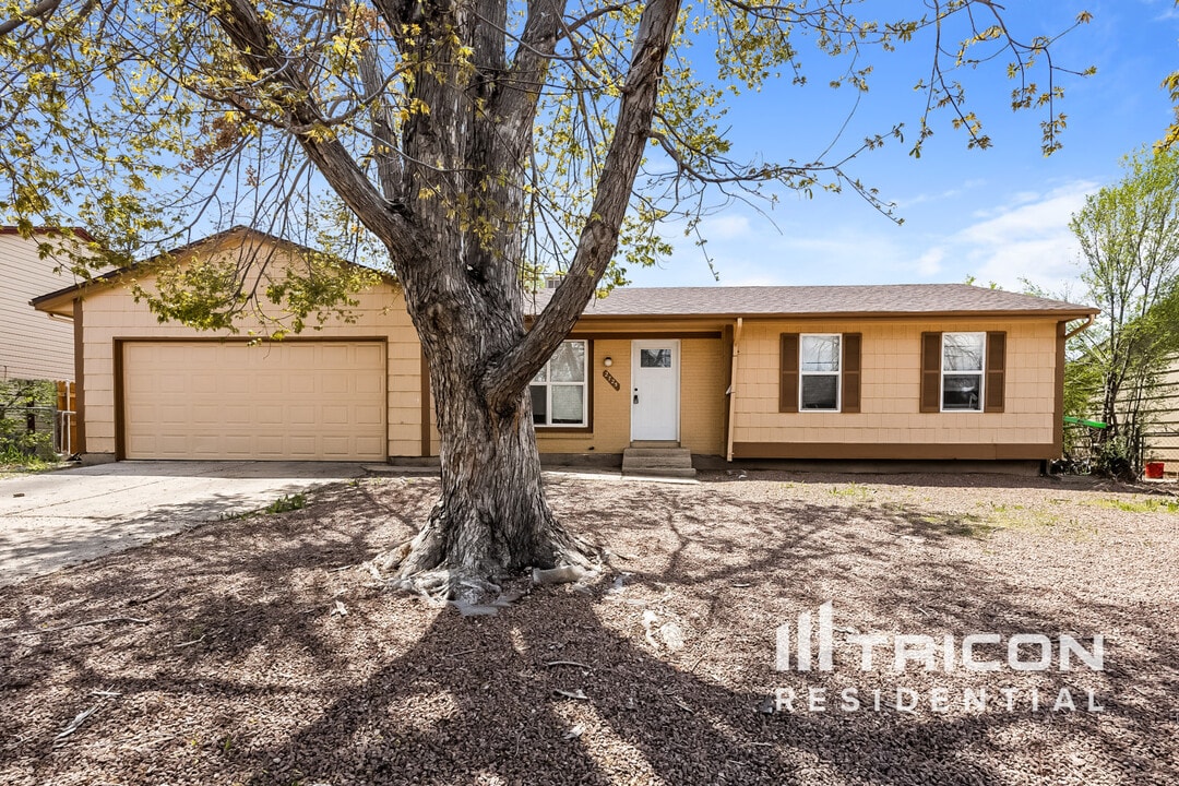 2725 Clarendon Dr in Colorado Springs, CO - Building Photo