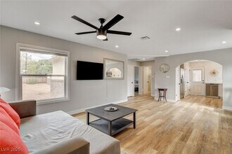 1017 E Oakey Blvd in Las Vegas, NV - Building Photo - Building Photo