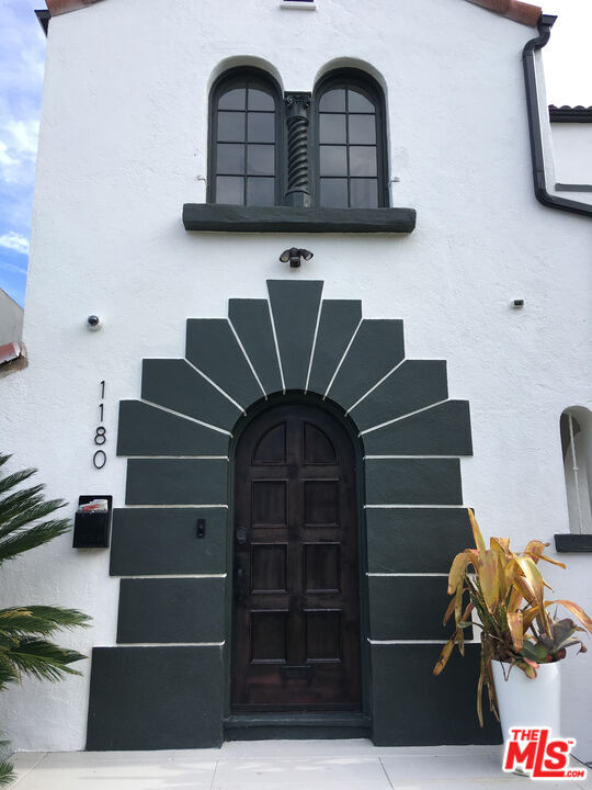 1180 S Tremaine Ave in Los Angeles, CA - Building Photo - Building Photo