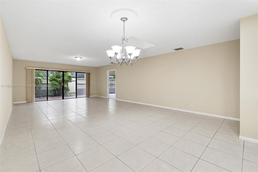 608 St Andrews Rd in Hollywood, FL - Building Photo