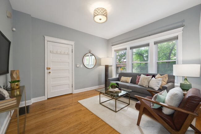 3805 N Ravenswood Ave, Unit 1 in Chicago, IL - Building Photo - Building Photo