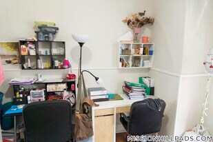 881 Huntington Ave, Unit 10 in Boston, MA - Building Photo