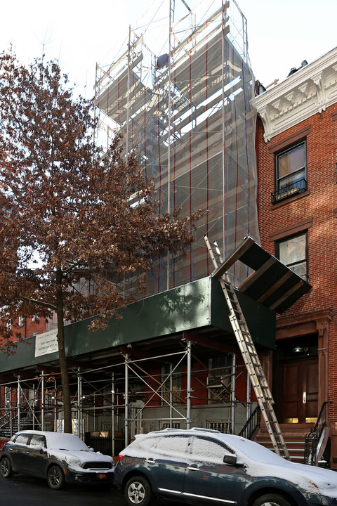 28 W 11th St in New York, NY - Building Photo