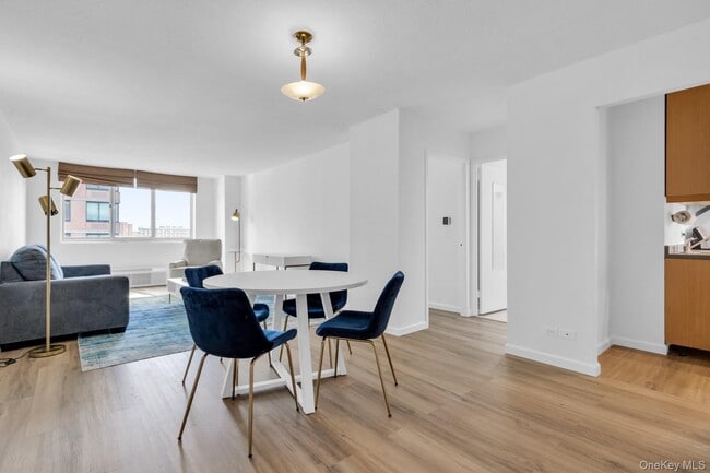 345 E 93rd St in New York, NY - Building Photo - Building Photo