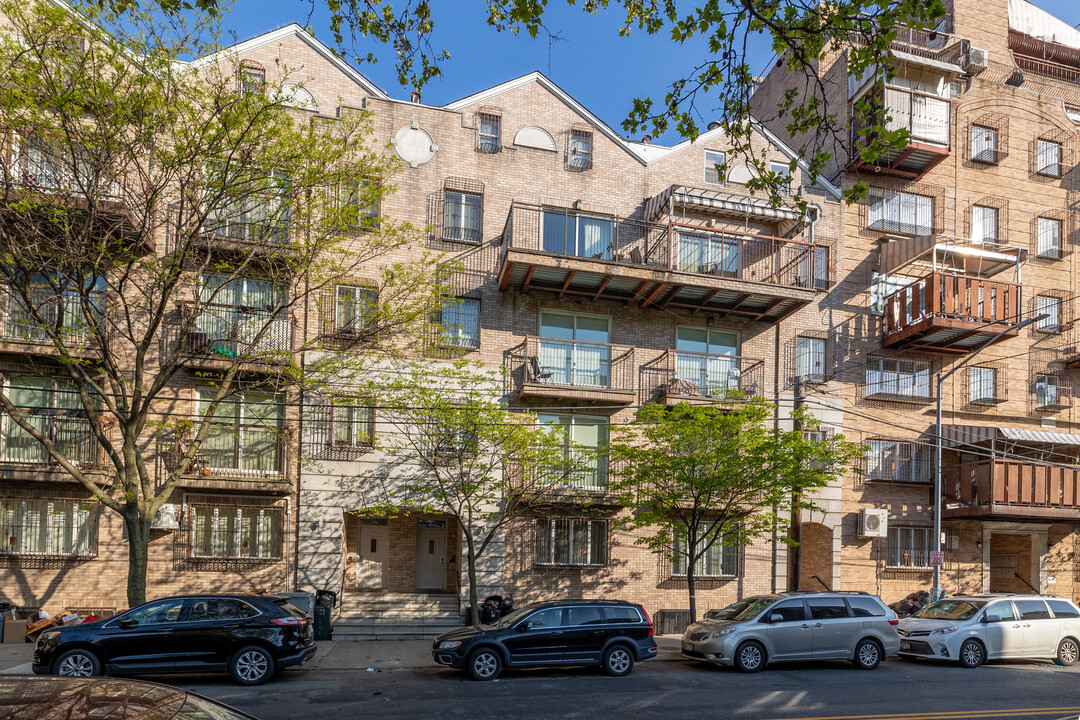 111 Lorimer St in Brooklyn, NY - Building Photo