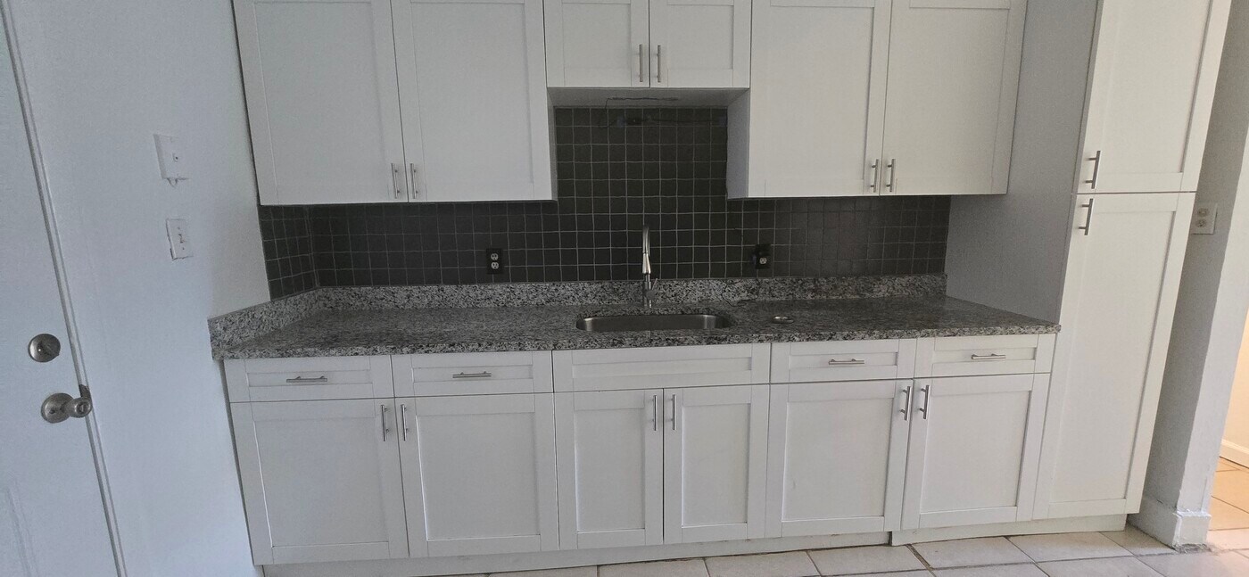 2919 Gillespie Ave, Unit 2919 in Sarasota, FL - Building Photo