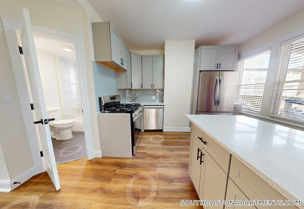 16 O St in Boston, MA - Building Photo