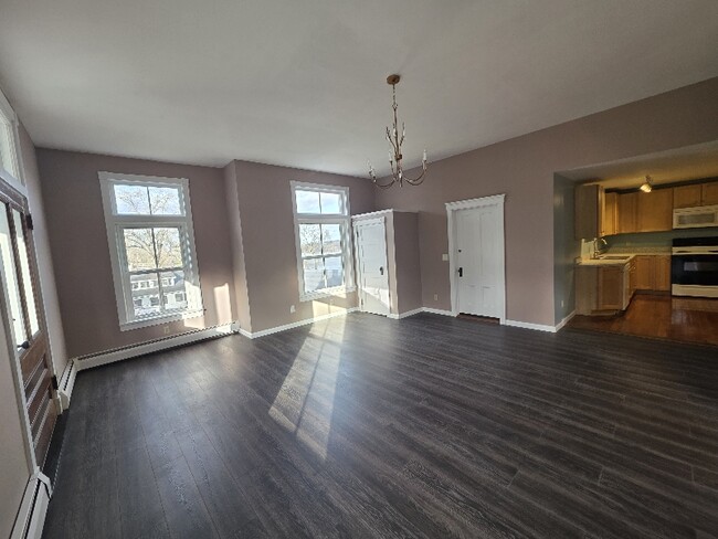 296 Main St in New Baltimore, NY - Foto de edificio - Building Photo