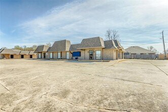 1700 E State Hwy 152 in Mustang, OK - Building Photo - Building Photo