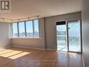 350 Webb Dr in Mississauga, ON - Building Photo - Building Photo