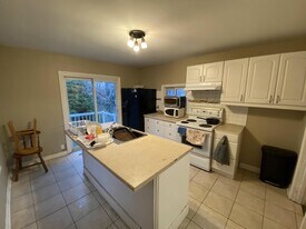 27 Paradise Rd S in Hamilton, ON - Building Photo