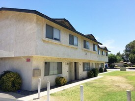 4202 White Ln in Bakersfield, CA - Building Photo