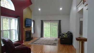812 Pondview Loop in Wappingers Falls, NY - Building Photo - Building Photo