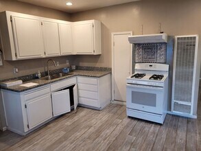 605 18th St in Paso Robles, CA - Foto de edificio - Building Photo