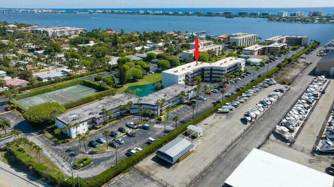 300 Waterway Dr S in Lantana, FL - Building Photo - Building Photo
