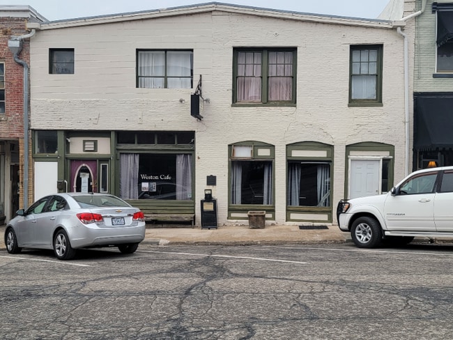 407 Main St in Weston, MO - Foto de edificio - Building Photo