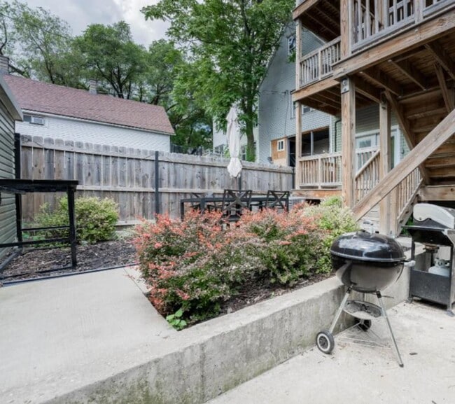 2651 W Armitage Ave, Unit 1 in Chicago, IL - Foto de edificio - Building Photo