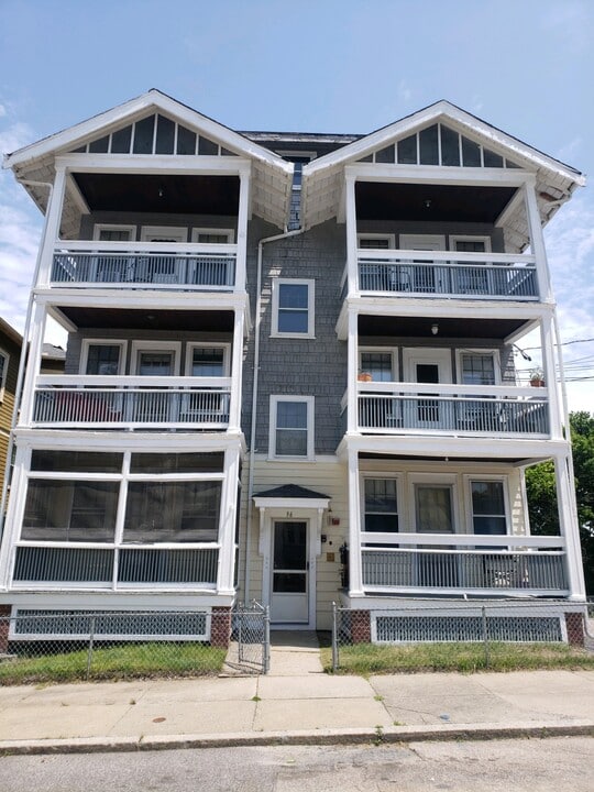 36 Roberts St in Woonsocket, RI - Foto de edificio