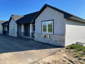 3300 W 32nd St in Dubuque, IA - Building Photo - Building Photo