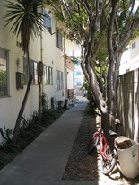 736 S Gramercy Dr in Los Angeles, CA - Building Photo - Building Photo