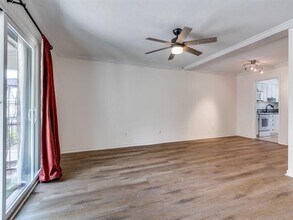 10216 Regal Oaks Dr in Dallas, TX - Building Photo - Building Photo