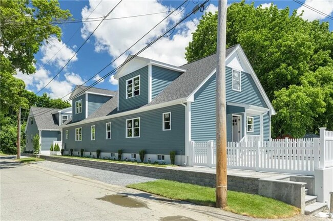 7 Coggeshall Ave in Bristol, RI - Building Photo - Building Photo